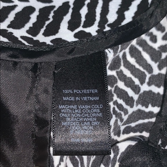 EXPRESS: women’s black and white pattern shorts - Size 0 - Picture 4 of 4